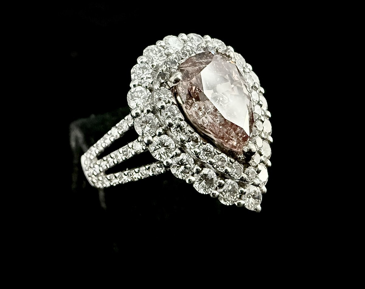 Bague en or blanc 18 carats sertie d’un diamant rose central taillé en poire de 1,65 carats-photo-7