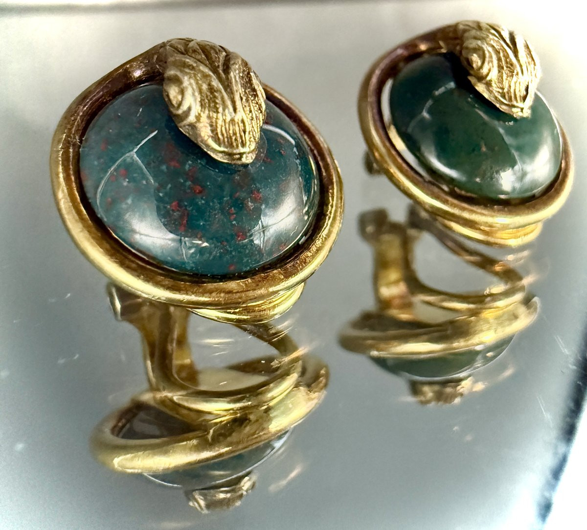 Boucles d’oreille en or jaune serties de jaspe entremêlée par le corps d’un serpent-photo-1
