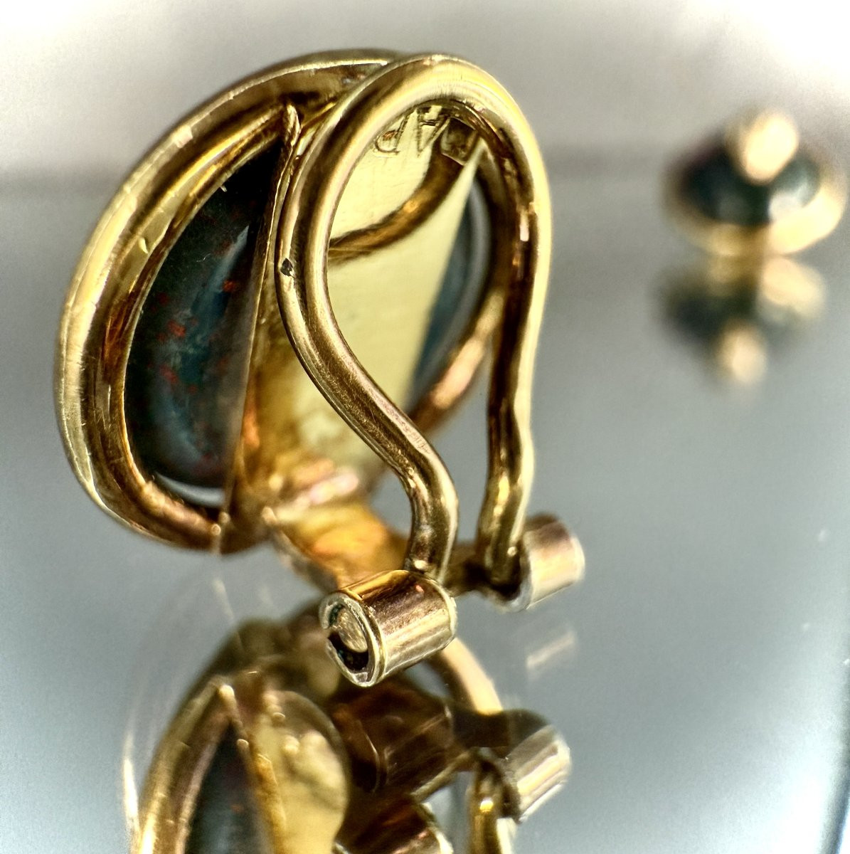 Boucles d’oreille en or jaune serties de jaspe entremêlée par le corps d’un serpent-photo-4
