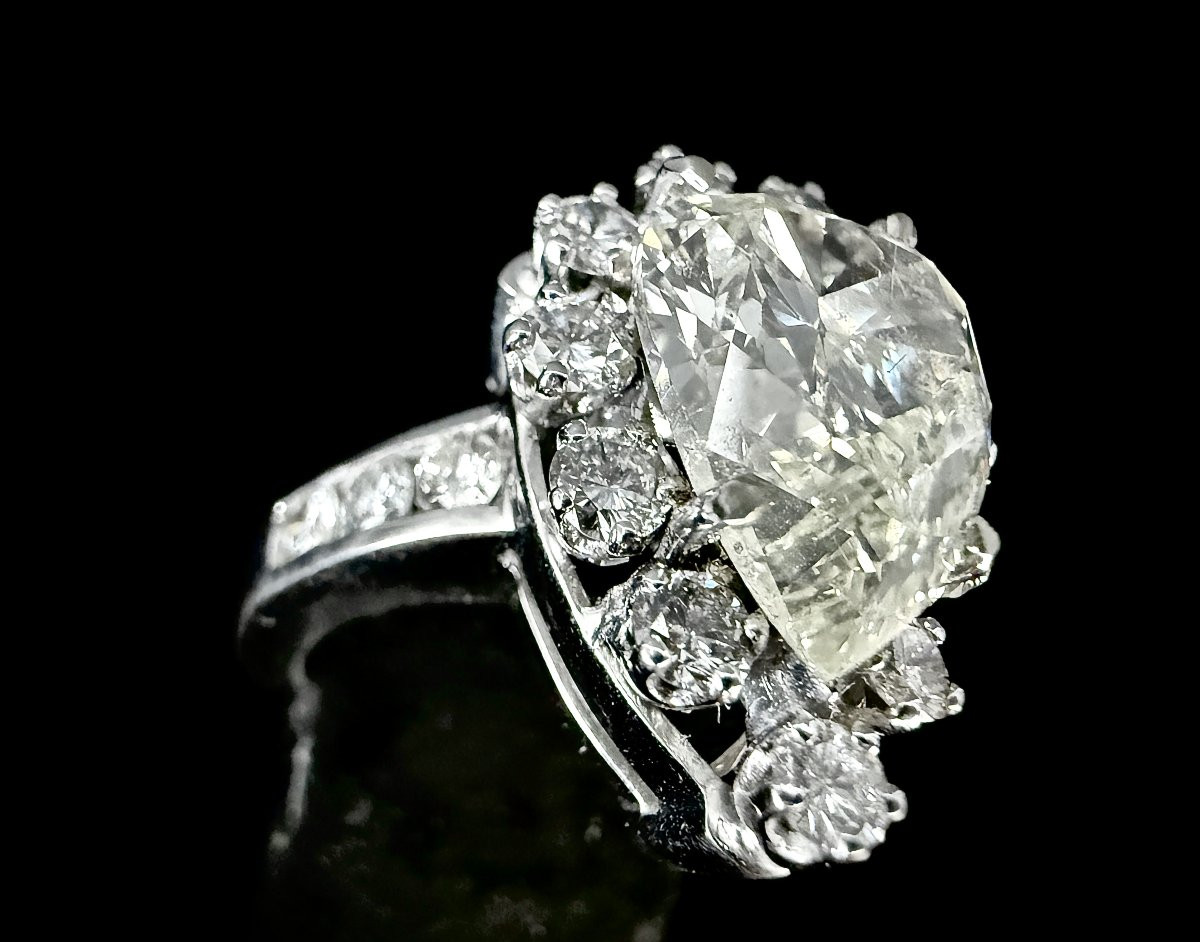 18k White Gold Ring With 5 Carat Pear-shaped Diamonds Surrounded By 17 Brilliant-cut Diamonds-photo-2