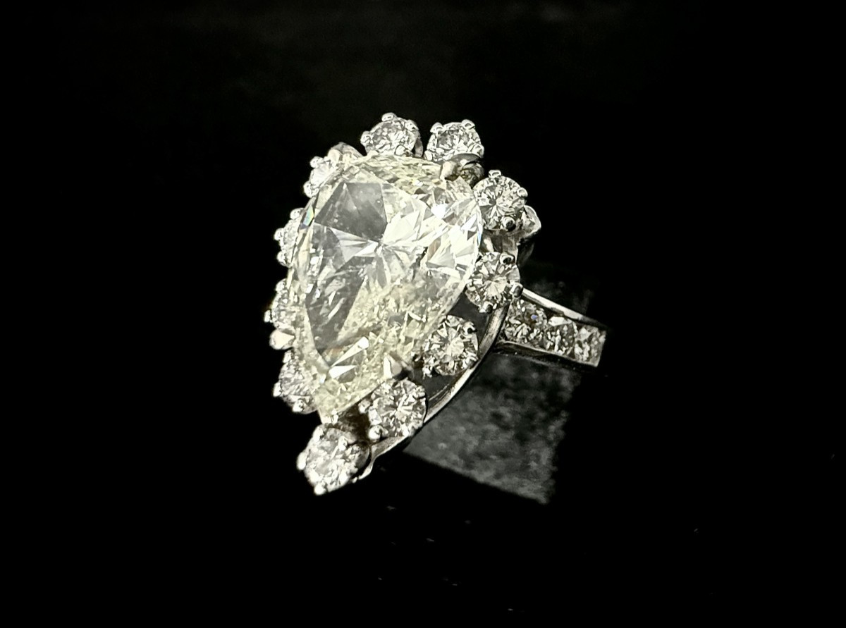 18k White Gold Ring With 5 Carat Pear-shaped Diamonds Surrounded By 17 Brilliant-cut Diamonds