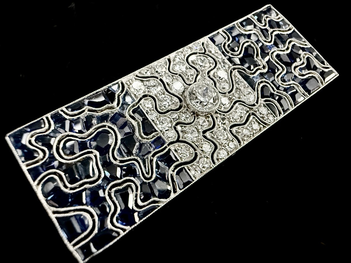 Broche Art Déco en platine sertie de  2 carats de saphirs et 1,35 carats de diamants