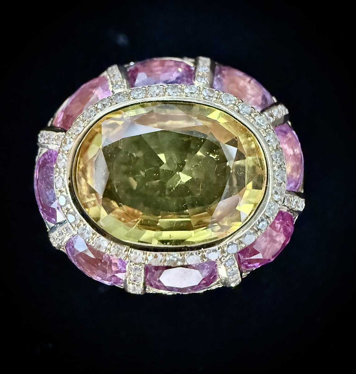 Bague or jaune sertie d’un saphir jaune taillé en ovale de 7 carats entouré de 8 saphirs roses-photo-3