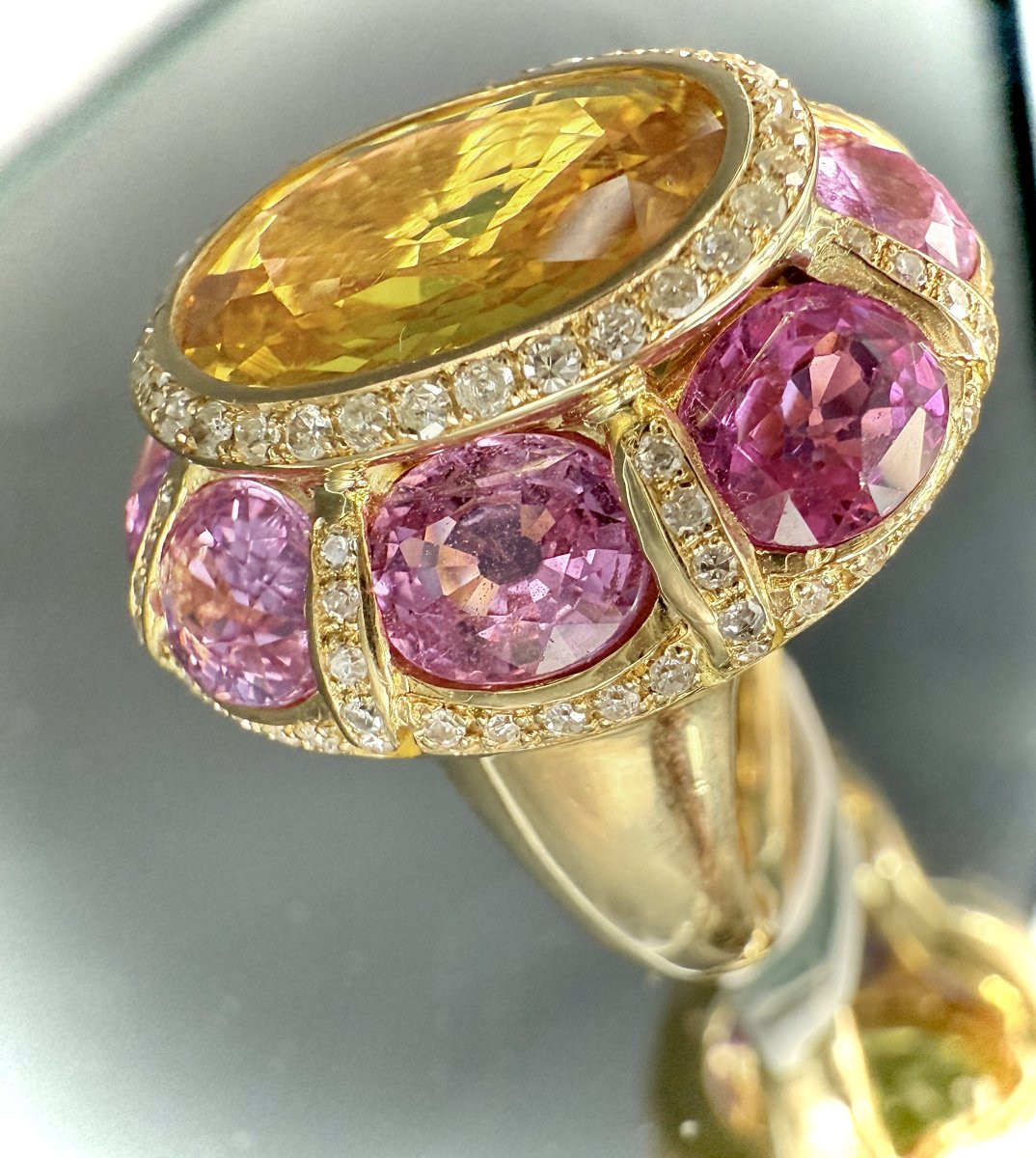 Bague or jaune sertie d’un saphir jaune taillé en ovale de 7 carats entouré de 8 saphirs roses-photo-4