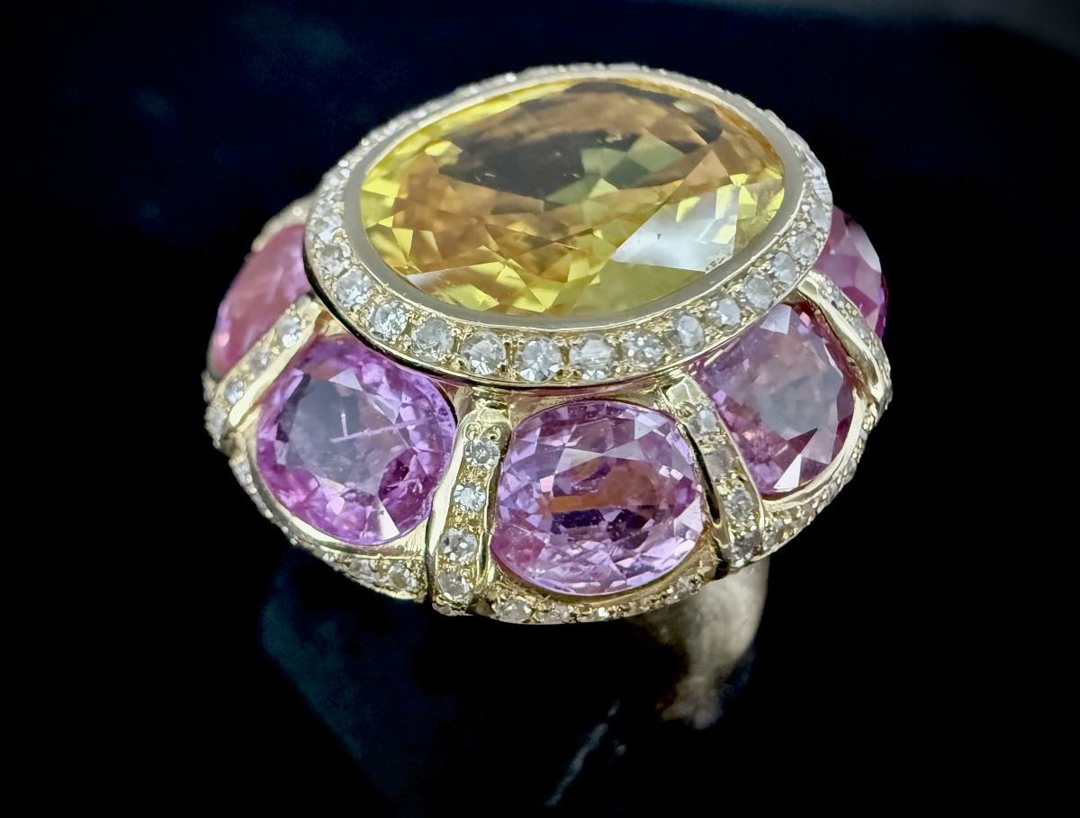 Yellow Gold Ring Set With A 7-carat Oval-cut Yellow Sapphire Surrounded By 8 Pink Sapphires