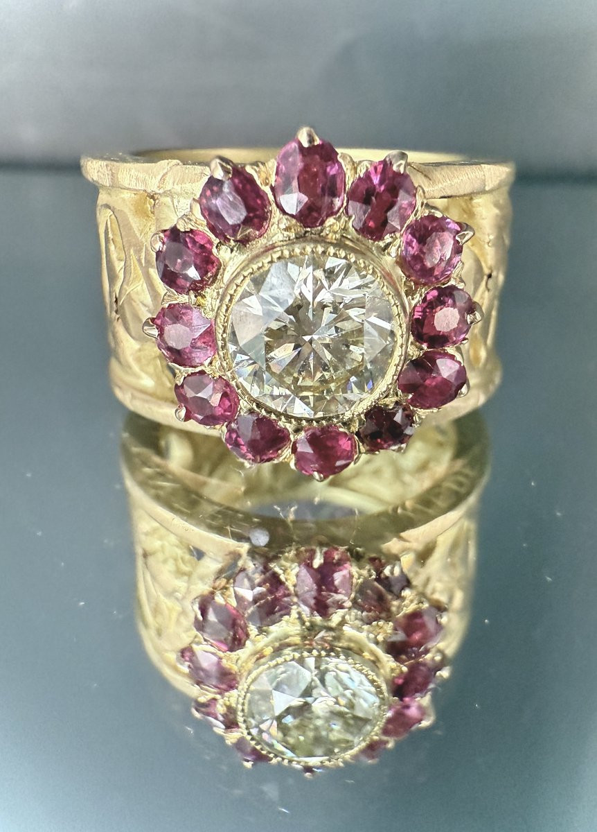 Bague en or jaune 18 carats sertie d’un diamant central de 1,50 carats entouré de 12 rubis-photo-2