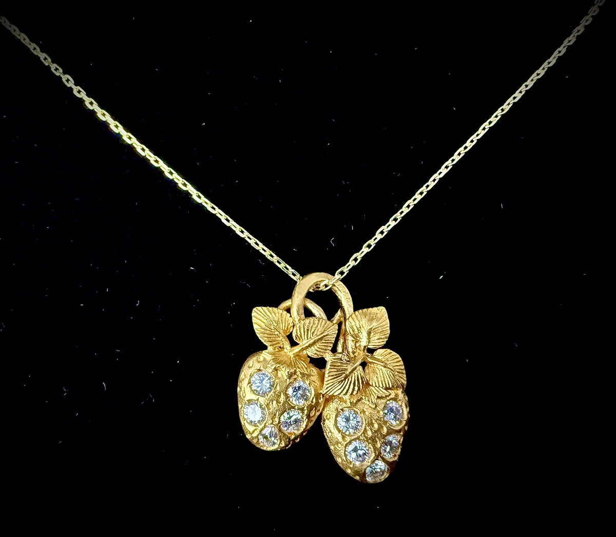 18-carat Yellow Gold Strawberry-shaped Pendant Set With 10 Brilliant-cut Diamonds Totaling 0.80 Carats.-photo-4