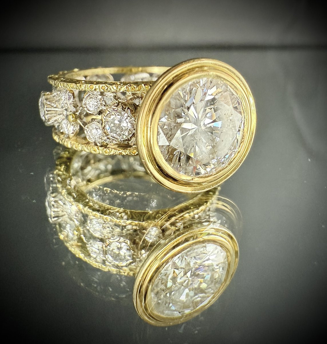 18k White And Yellow Gold Ring Set With A 4-carat Bezel-set Diamond-photo-2