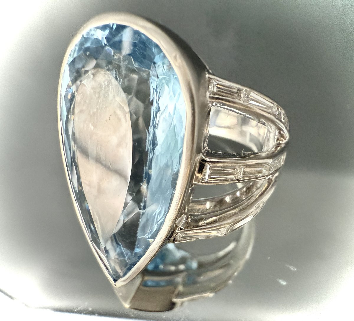 Bague en or blanc sertie d’une Topaze d’environ 30 carats et ornée de 26 diamants -photo-4