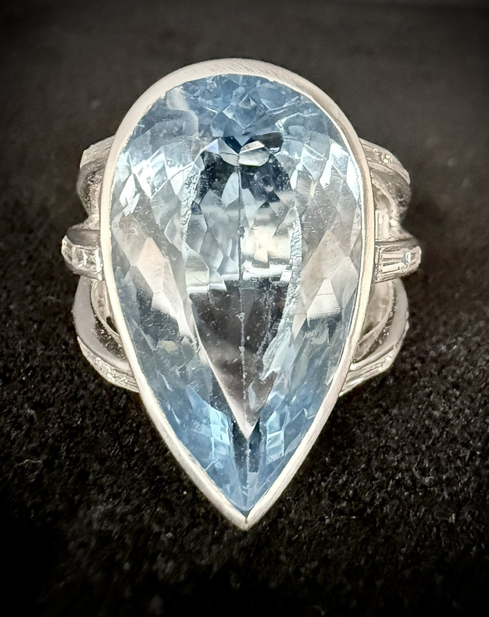 Bague en or blanc sertie d’une Topaze d’environ 30 carats et ornée de 26 diamants -photo-3