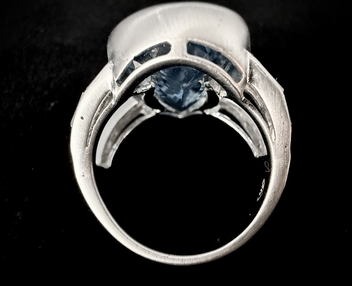 Bague en or blanc sertie d’une Topaze d’environ 30 carats et ornée de 26 diamants -photo-4