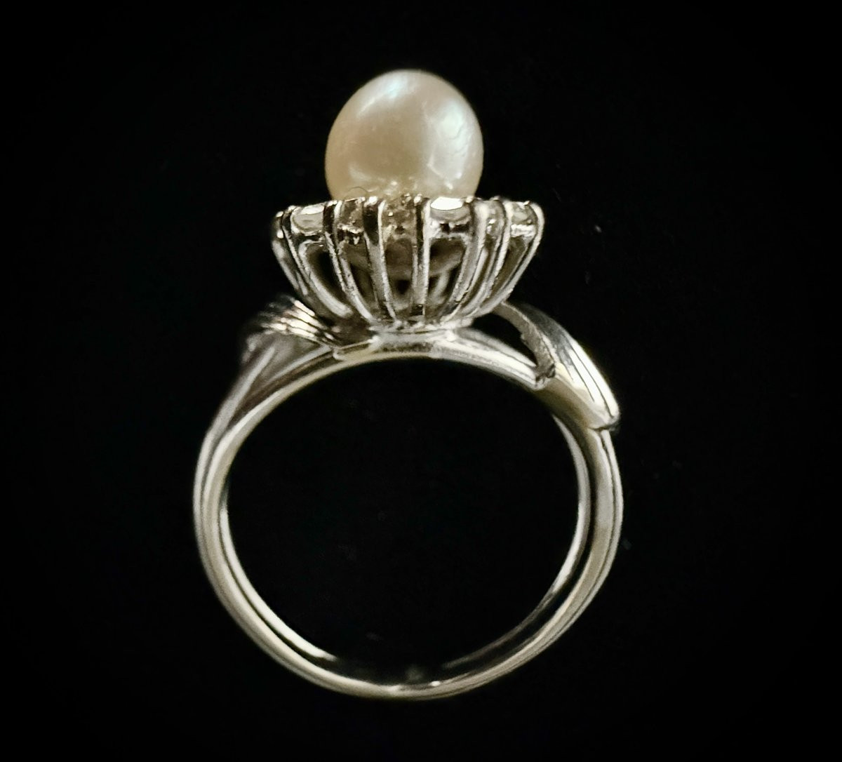 18-carat White Gold Ring Set With A White Pearl Surrounded By 10 Diamonds-photo-2