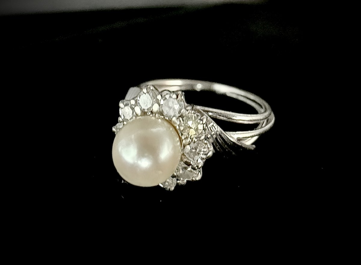 18-carat White Gold Ring Set With A White Pearl Surrounded By 10 Diamonds-photo-4