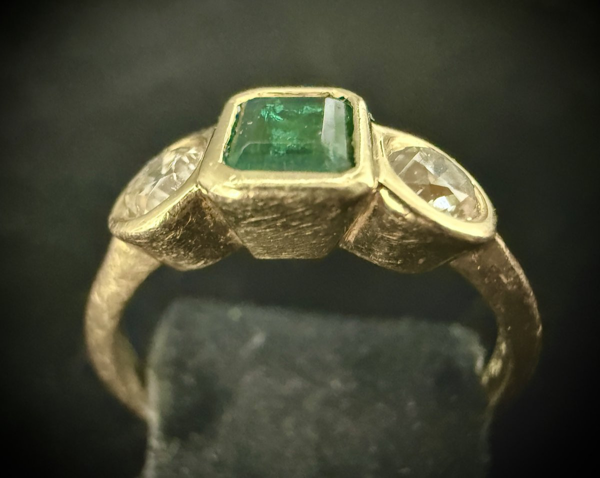 Bague or jaune 18 carats sertie d’une émeraude de 0,60 carat et 2 diamants de 0,20 carat chacun-photo-4