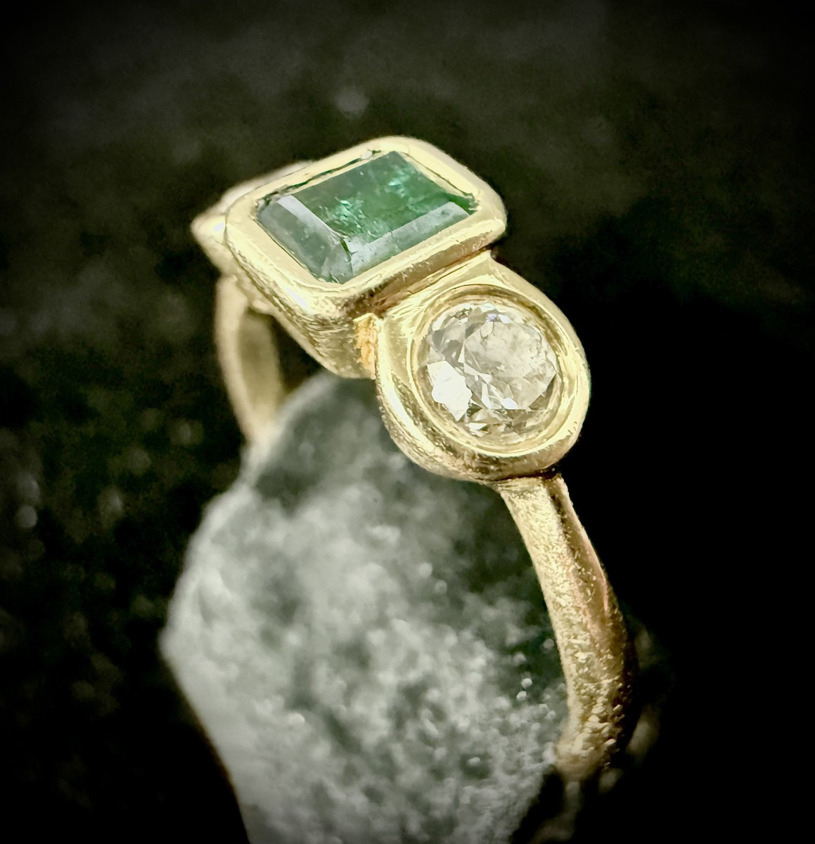 Bague or jaune 18 carats sertie d’une émeraude de 0,60 carat et 2 diamants de 0,20 carat chacun