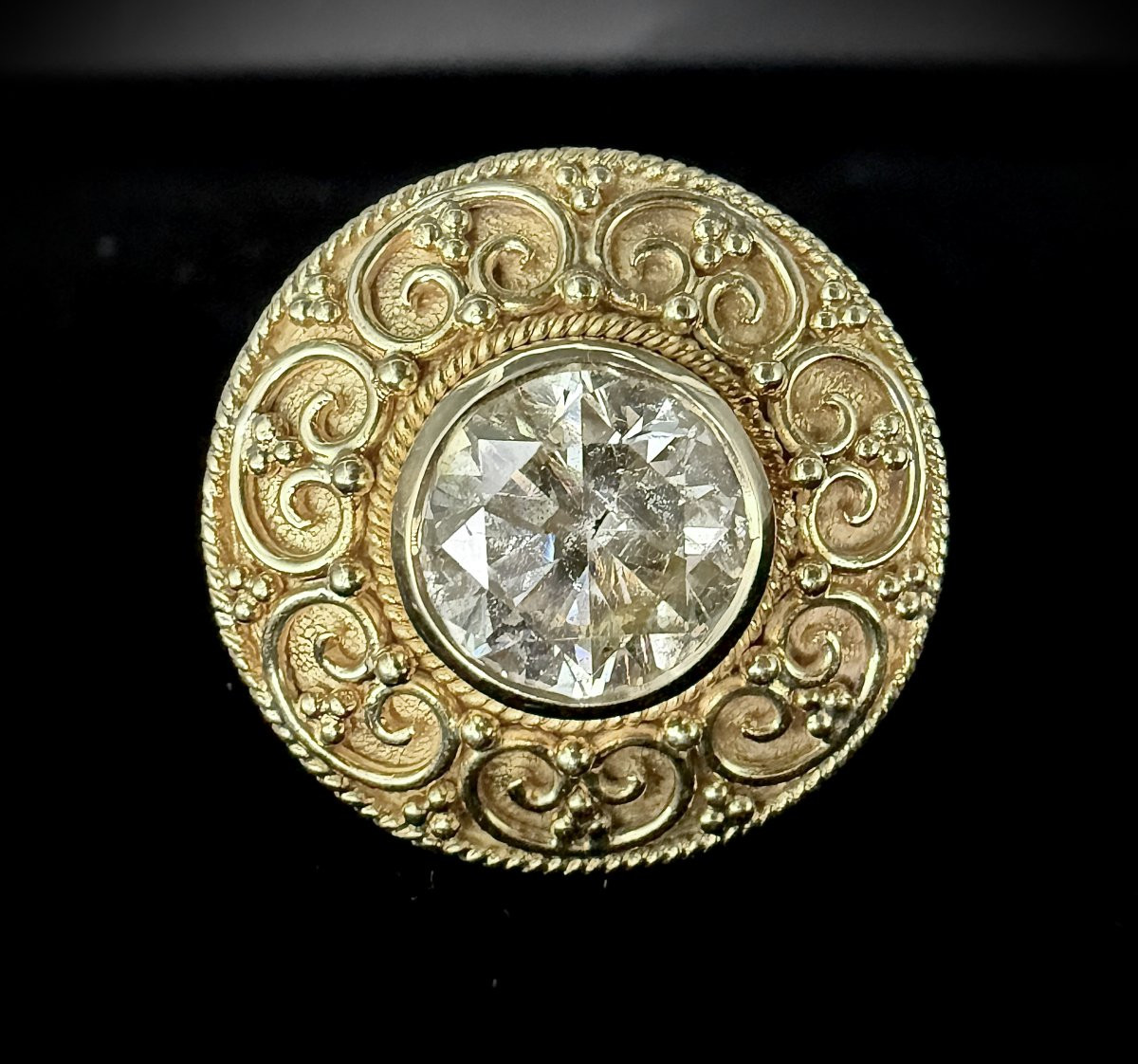 Bague en or jaune à décor filigrané sertie d'un diamant taillé en brillant de 3,50 carats-photo-1