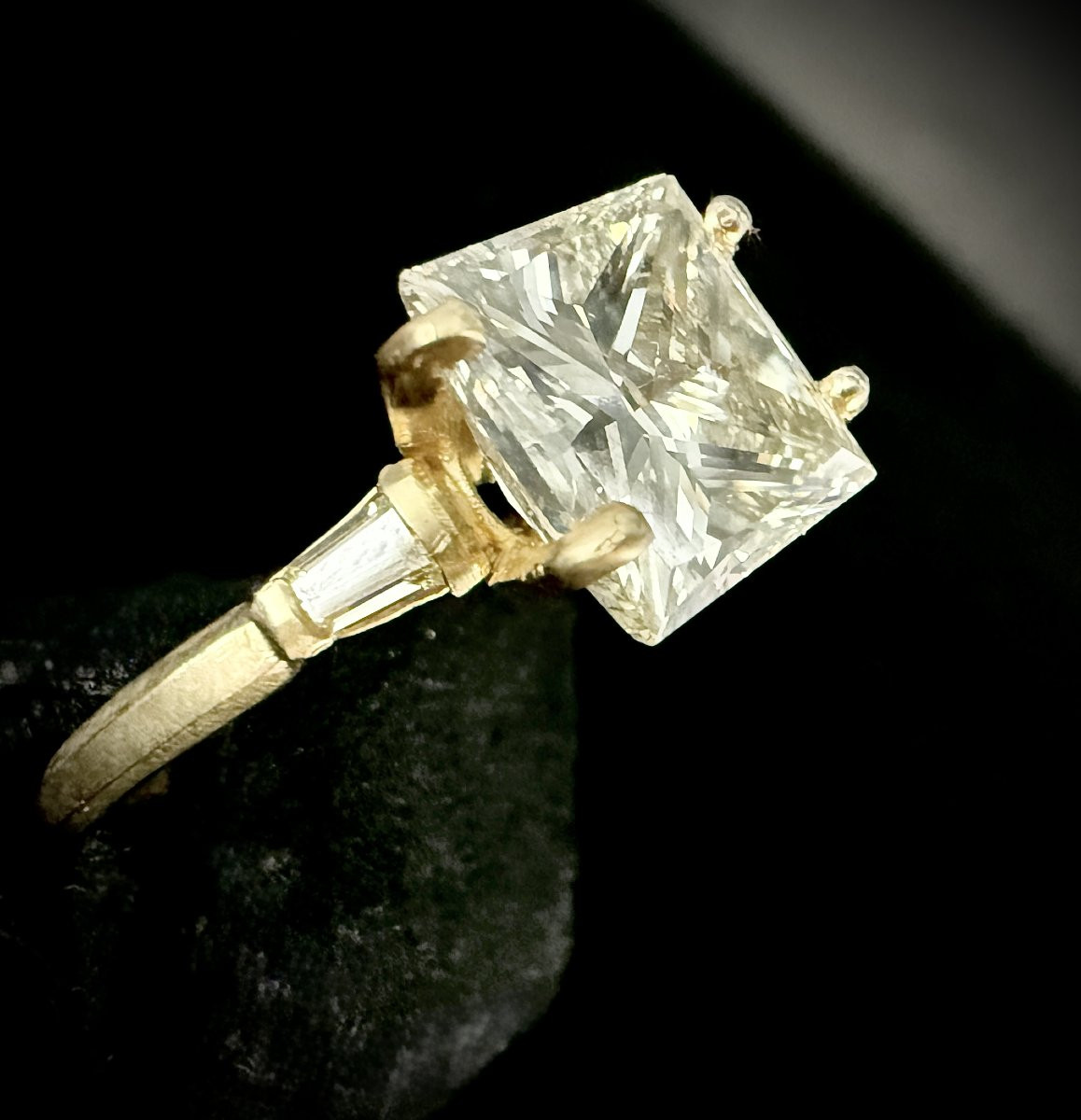Bague en or jaune sertie d'un diamant taillé en princesse de 5,20 carats (P-I/J)-photo-1