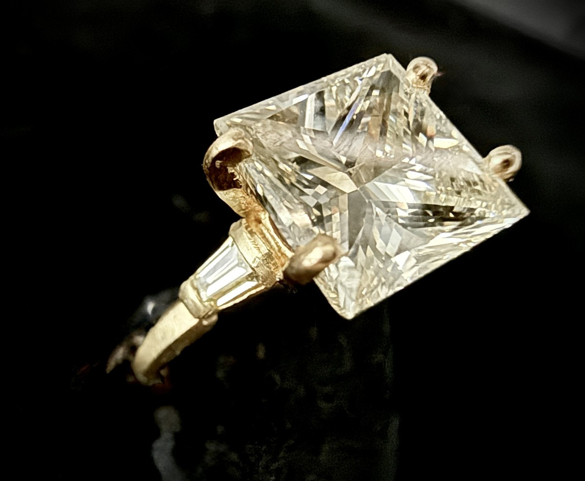 Bague en or jaune sertie d'un diamant taillé en princesse de 5,20 carats (P-I/J)