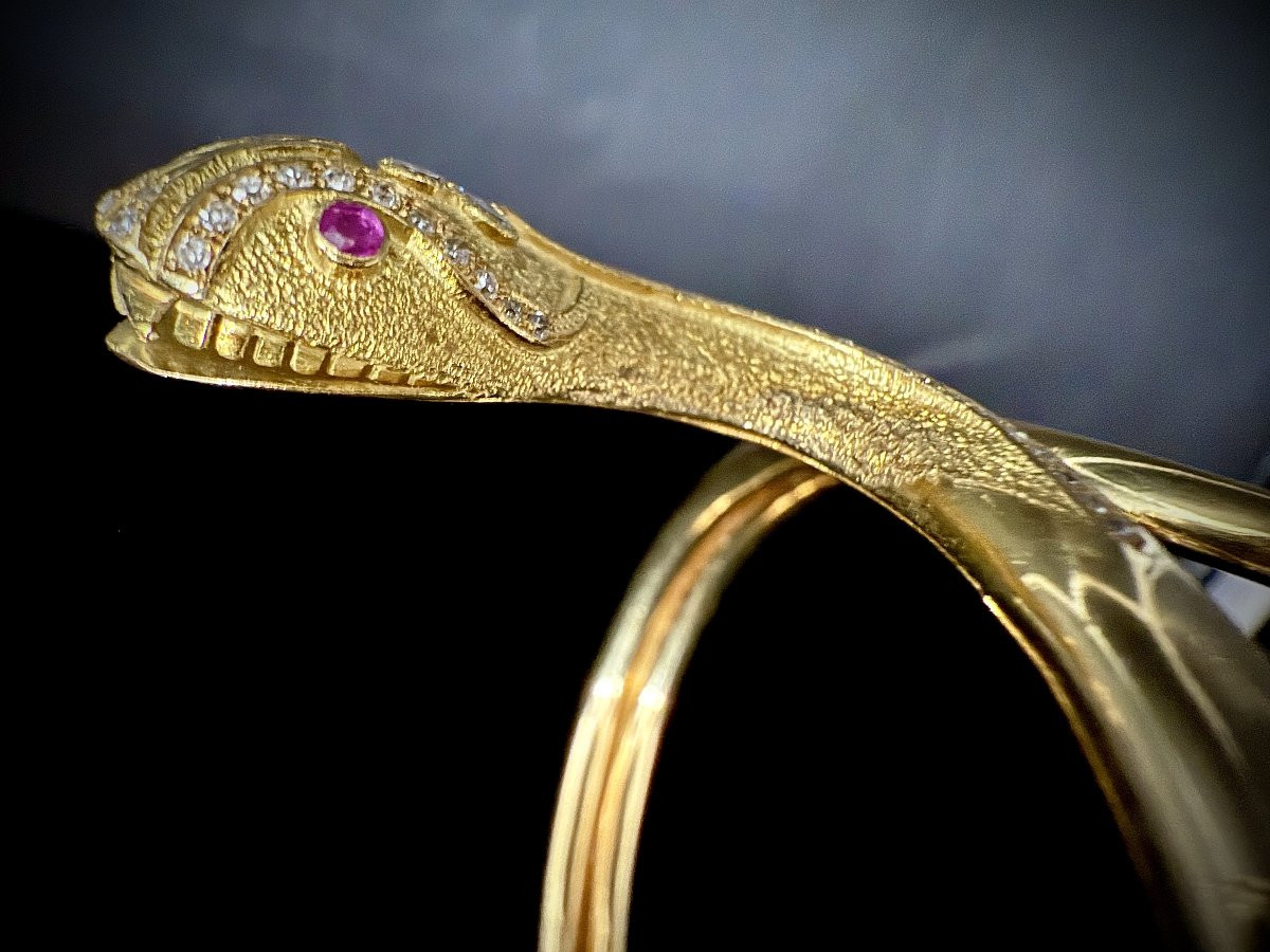 Bracelet esclave en or jaune 18 carats en forme de serpent orné de rubis et brillants-photo-4