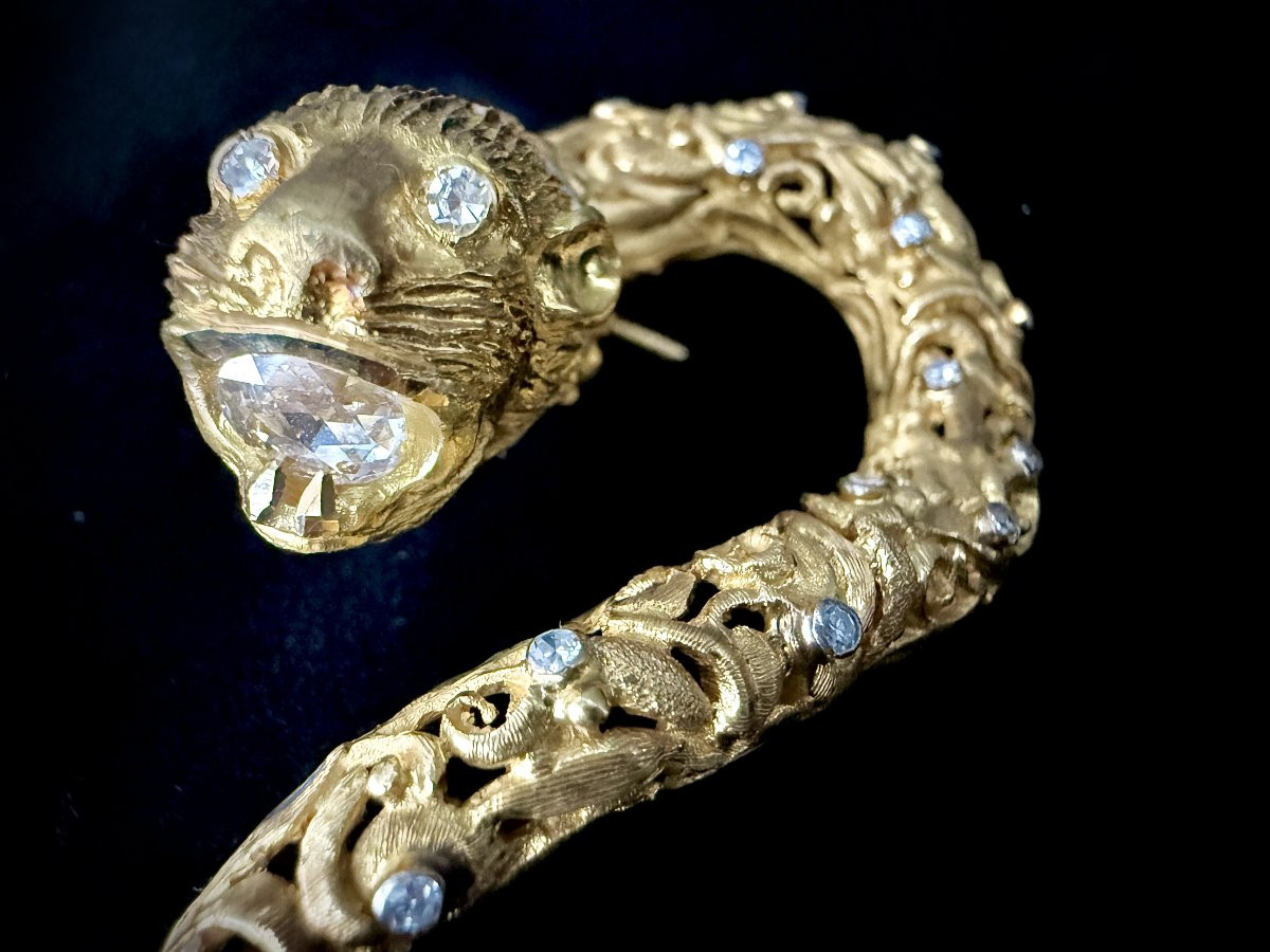 Broche en or jaune 18 carats représentant la tête d'un lion et le corps d'un serpent-photo-1