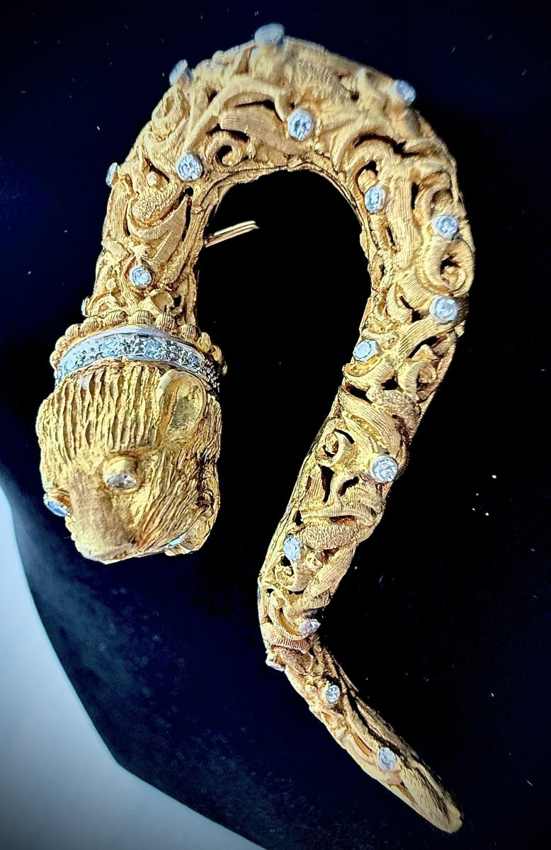 Broche en or jaune 18 carats représentant la tête d'un lion et le corps d'un serpent-photo-6