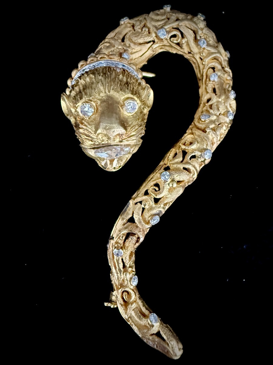 Broche en or jaune 18 carats représentant la tête d'un lion et le corps d'un serpent