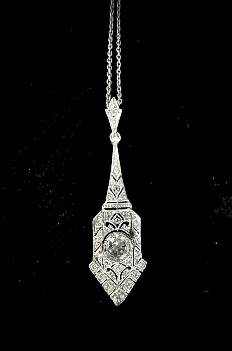 Art Deco Pendant In White Gold Set With 0.30 Carats Of Brilliants And 20 Diamond Roses-photo-2