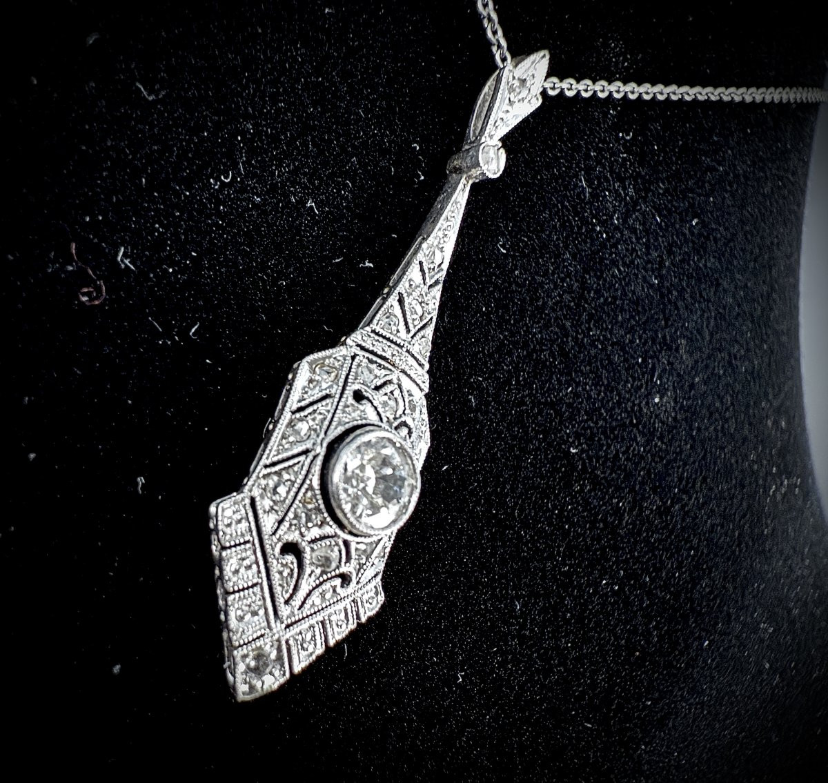 Art Deco Pendant In White Gold Set With 0.30 Carats Of Brilliants And 20 Diamond Roses-photo-4