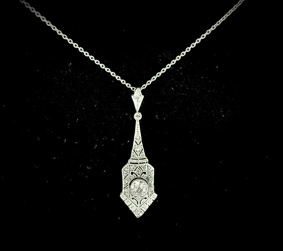 Art Deco Pendant In White Gold Set With 0.30 Carats Of Brilliants And 20 Diamond Roses