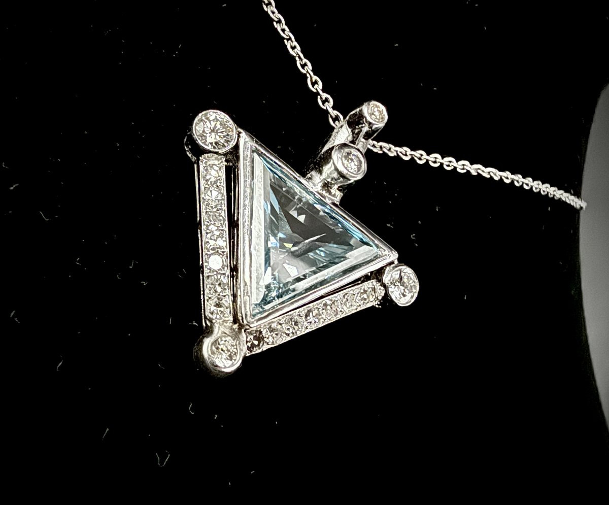 Pendentif en or blanc 18 carats serti d'un diamant bleu taillé en triangle de 4,50 carats-photo-2