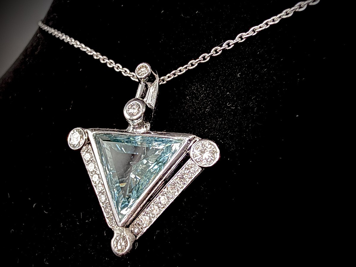 Pendentif en or blanc 18 carats serti d'un diamant bleu taillé en triangle de 4,50 carats
