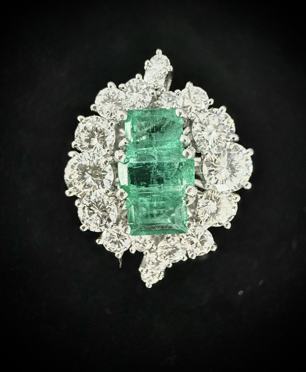 Bague en platine  sertie de 3 émeraudes entourées de 3 carats de brillants (VS-E/F)-photo-1