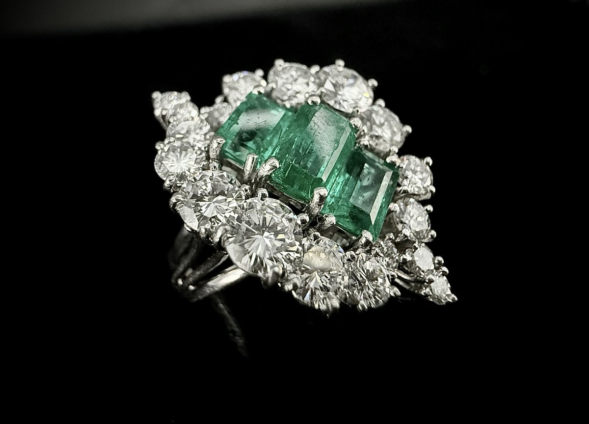 Bague en platine  sertie de 3 émeraudes entourées de 3 carats de brillants (VS-E/F)-photo-2