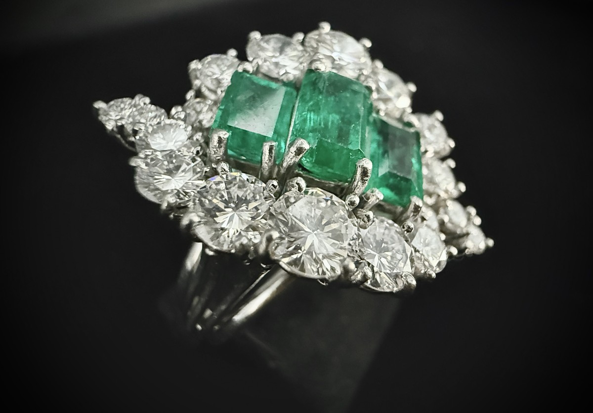 Bague en platine  sertie de 3 émeraudes entourées de 3 carats de brillants (VS-E/F)