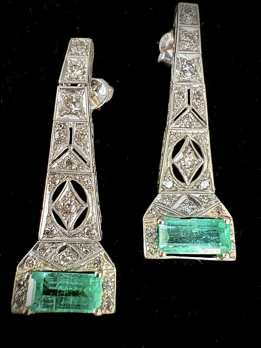 Paire de boucles d’oreilles Art Déco en platine sertie de deux émeraudes de 1,50 carats chacune-photo-2