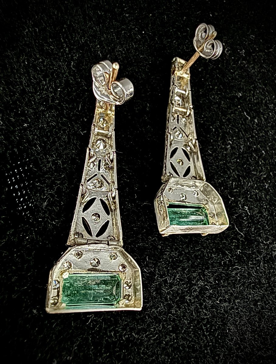 Paire de boucles d’oreilles Art Déco en platine sertie de deux émeraudes de 1,50 carats chacune-photo-3
