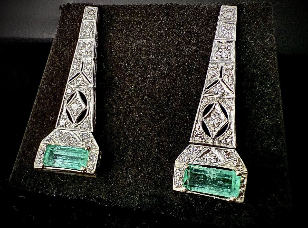 Paire de boucles d’oreilles Art Déco en platine sertie de deux émeraudes de 1,50 carats chacune-photo-4