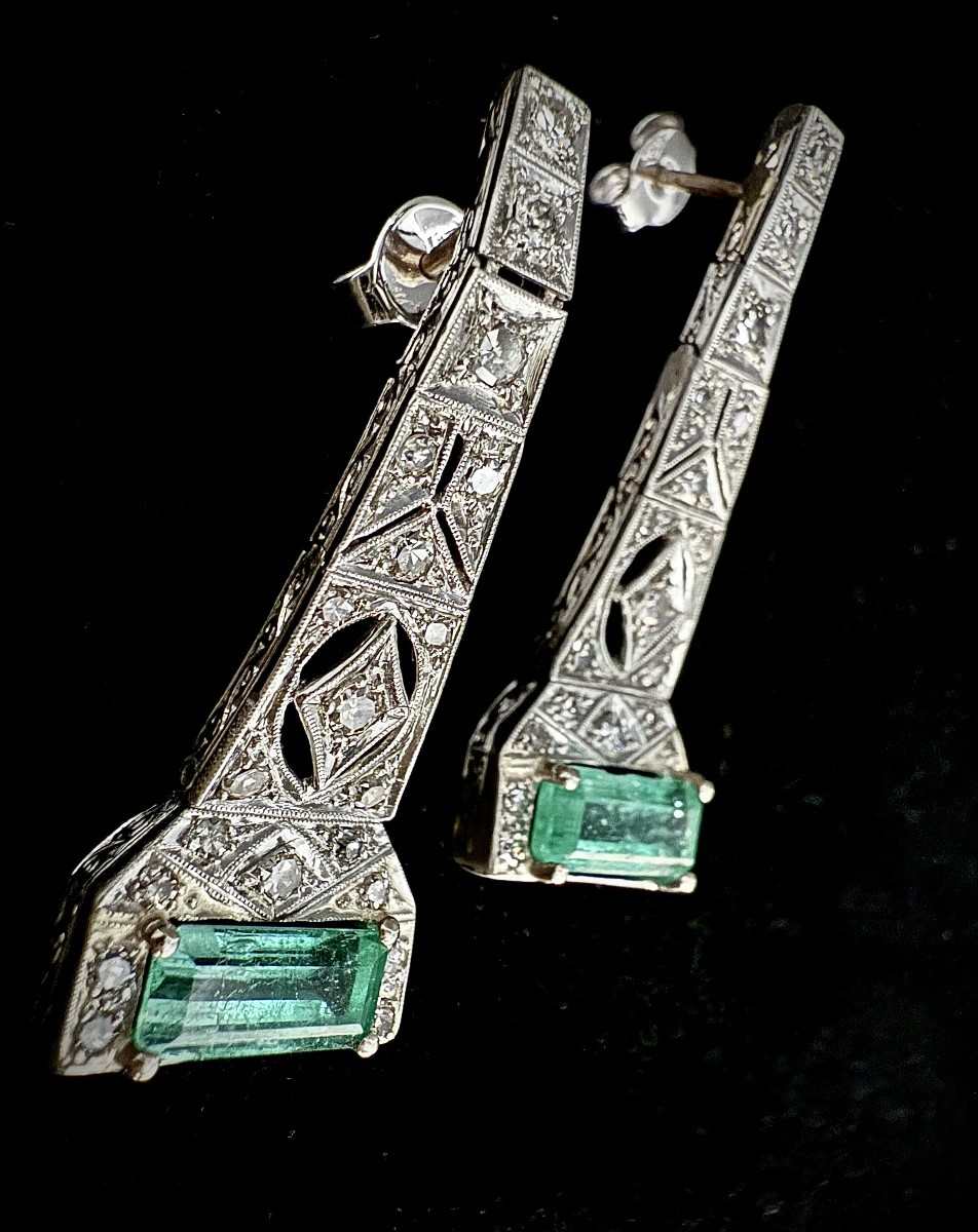 Paire de boucles d’oreilles Art Déco en platine sertie de deux émeraudes de 1,50 carats chacune