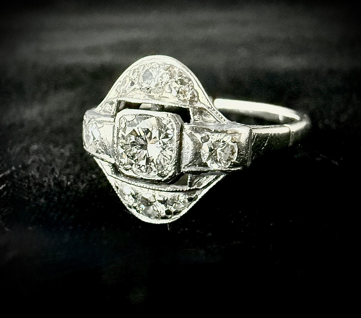 Bague Art Déco en or 18 carats sertie de 0,80 carat de diamant