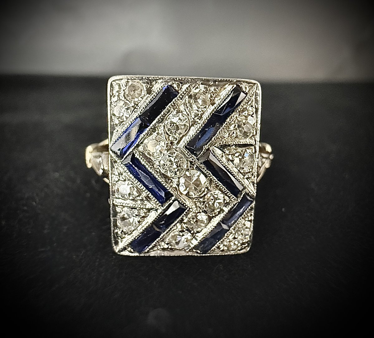 Bague Art Déco en or jaune et blanc sertie de saphirs et brillants-photo-1