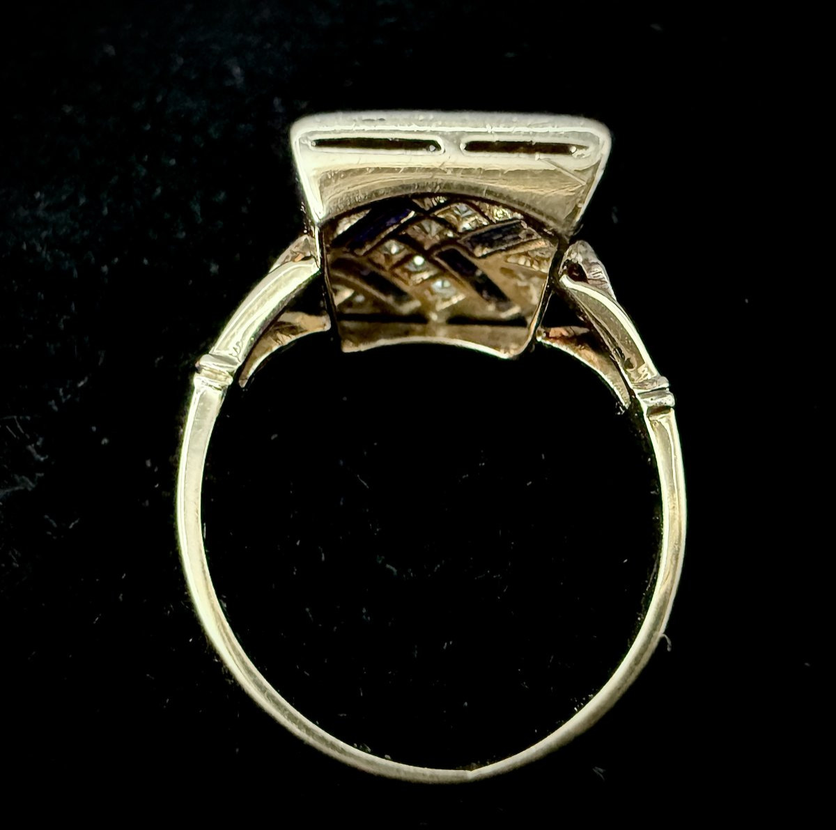 Bague Art Déco en or jaune et blanc sertie de saphirs et brillants-photo-2