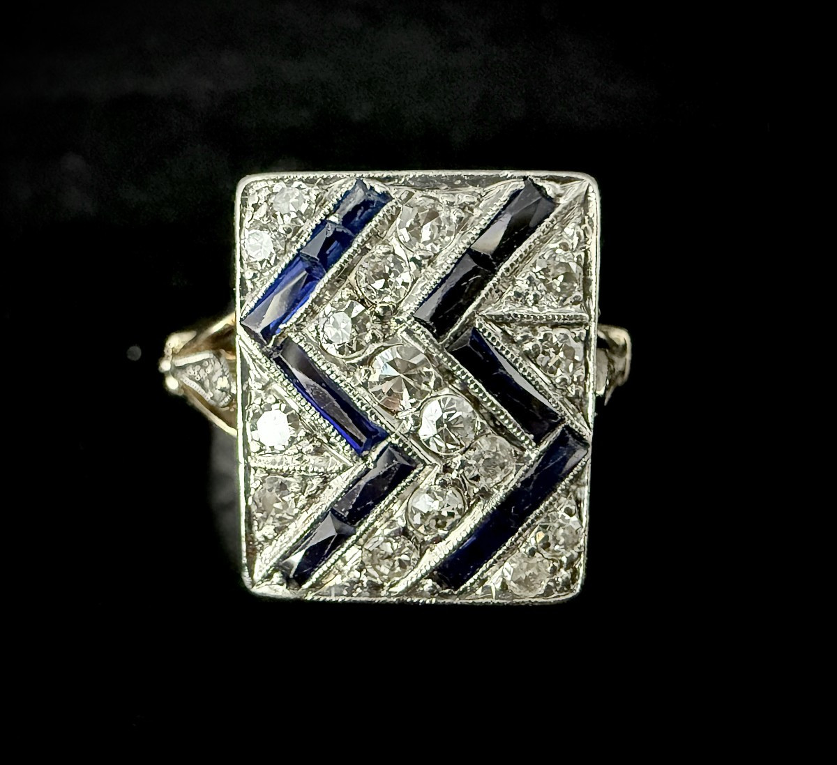 Bague Art Déco en or jaune et blanc sertie de saphirs et brillants