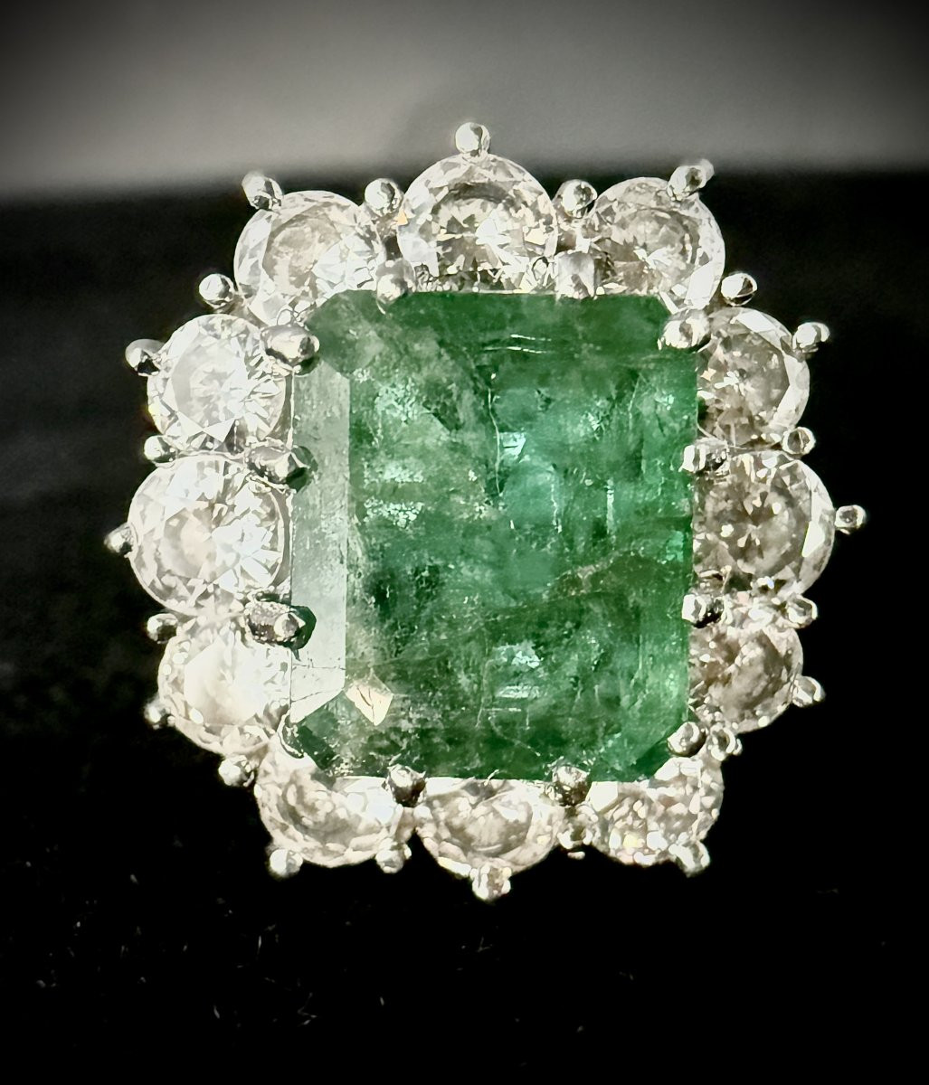 Bague en or blanc sertie d'une émeraude de 4 carats entouré de 2,40 carats de brillants-photo-1