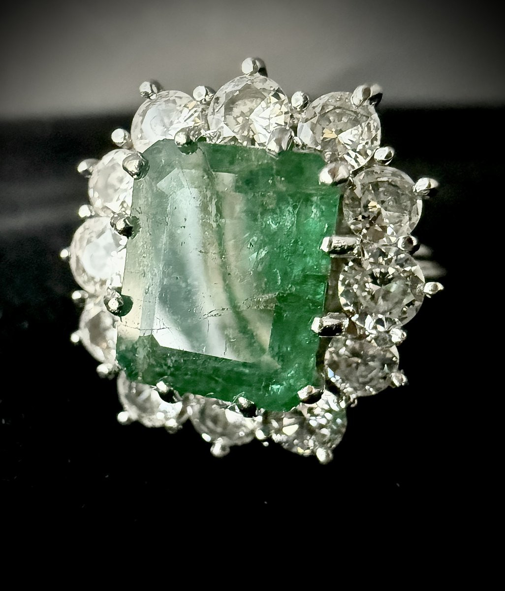 Bague en or blanc sertie d'une émeraude de 4 carats entouré de 2,40 carats de brillants-photo-2