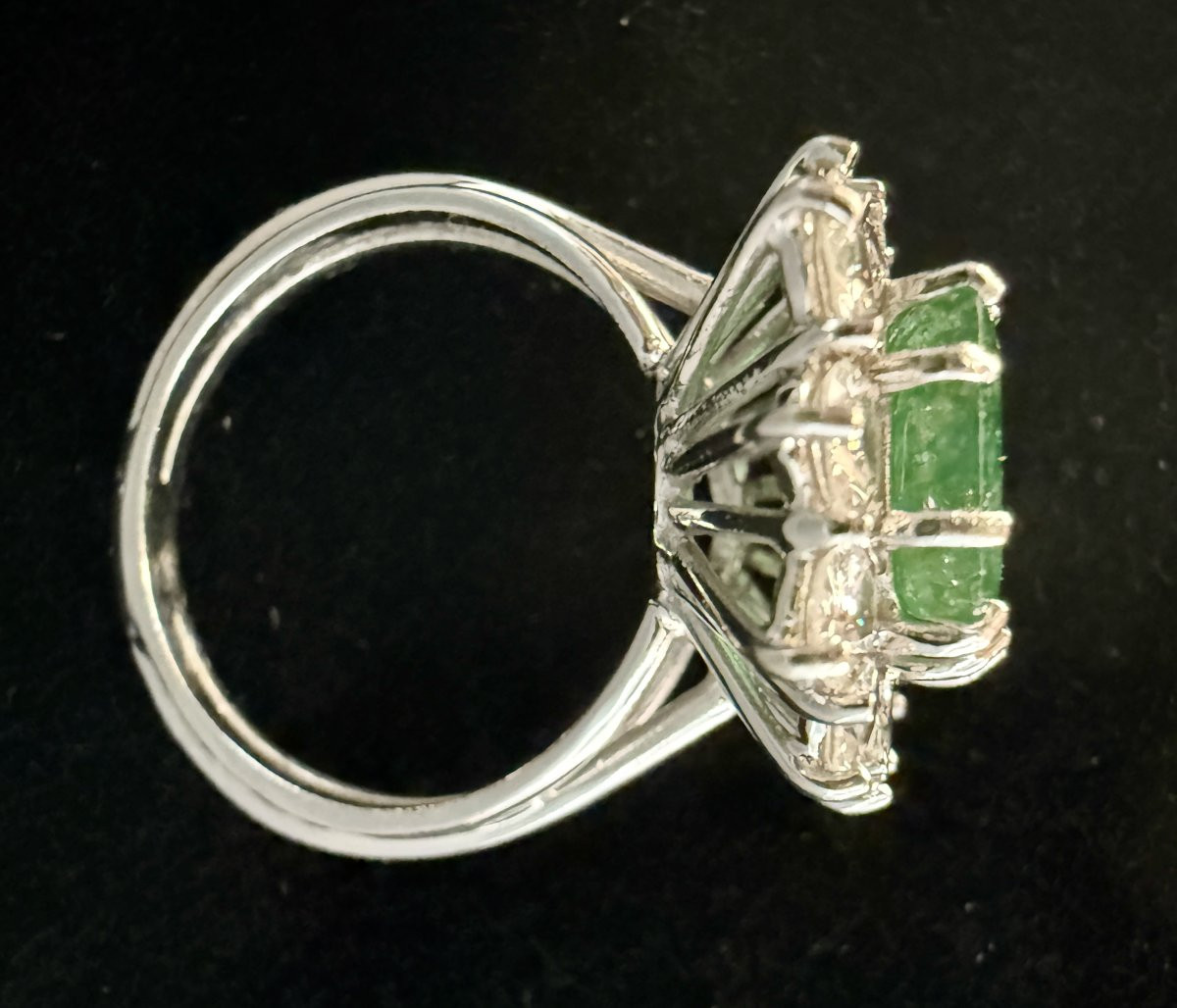 Bague en or blanc sertie d'une émeraude de 4 carats entouré de 2,40 carats de brillants-photo-3