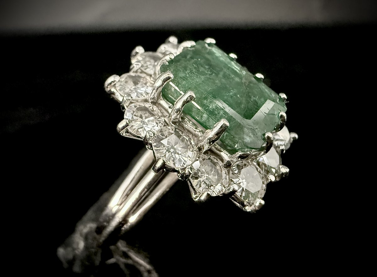 Bague en or blanc sertie d'une émeraude de 4 carats entouré de 2,40 carats de brillants-photo-4
