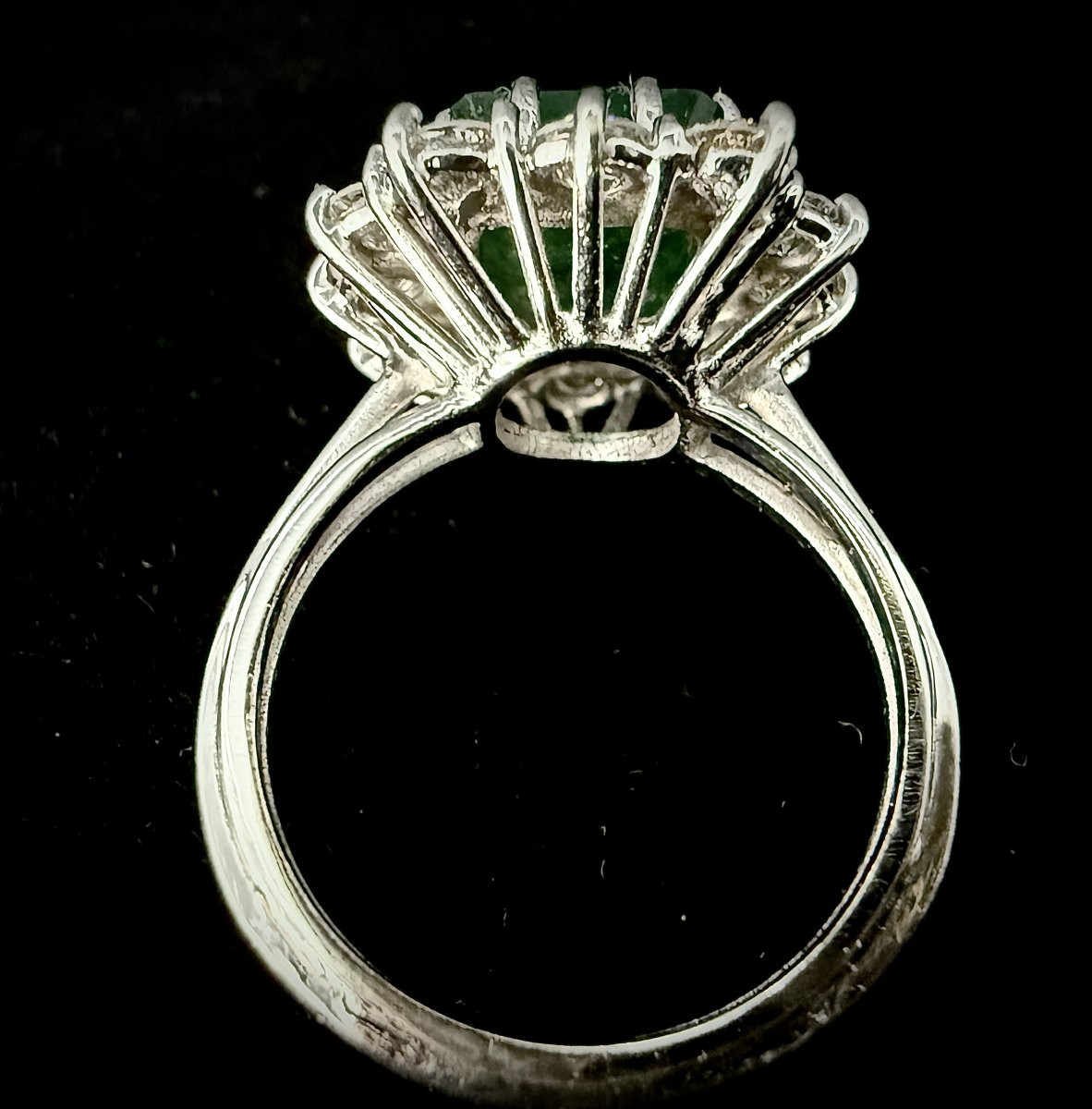 Bague en or blanc sertie d'une émeraude de 4 carats entouré de 2,40 carats de brillants-photo-5
