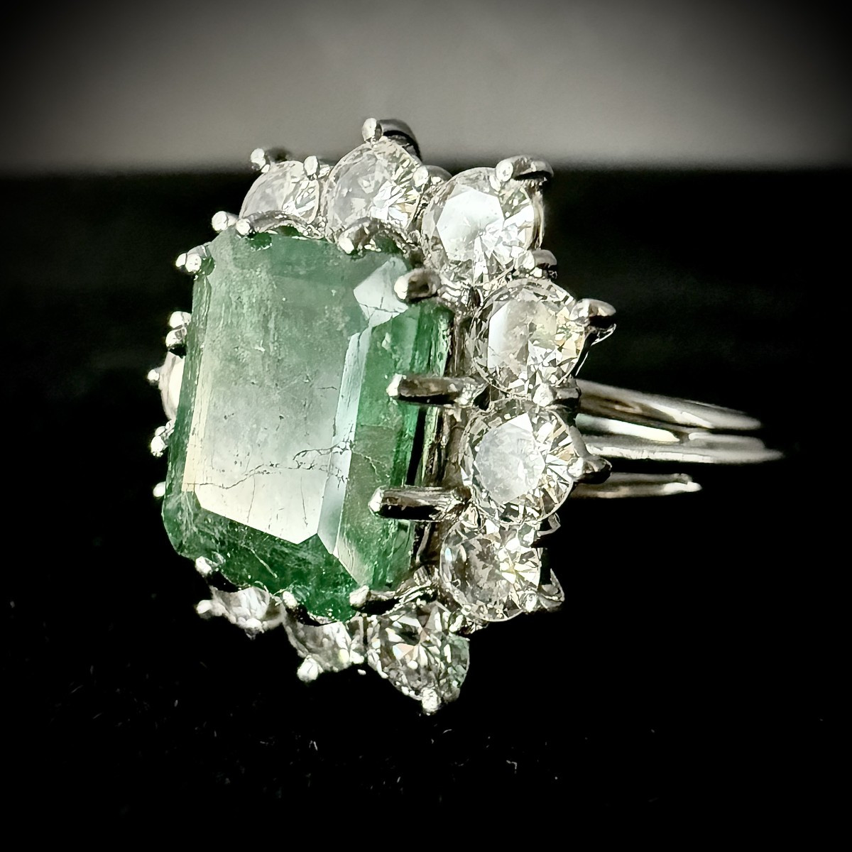 Bague en or blanc sertie d'une émeraude de 4 carats entouré de 2,40 carats de brillants