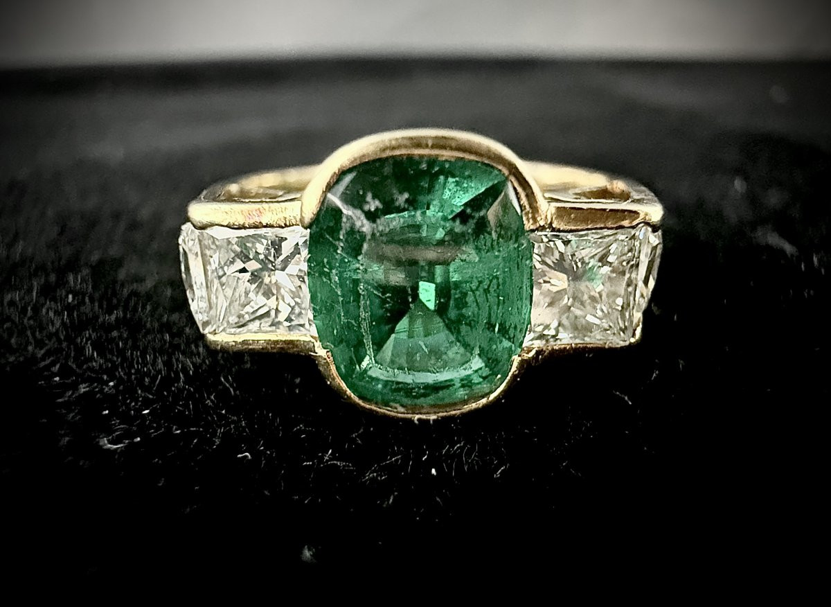 Bague en or jaune sertie d'une émeraude de 1,50 carats et 1,75 carats de diamants princesse-photo-2