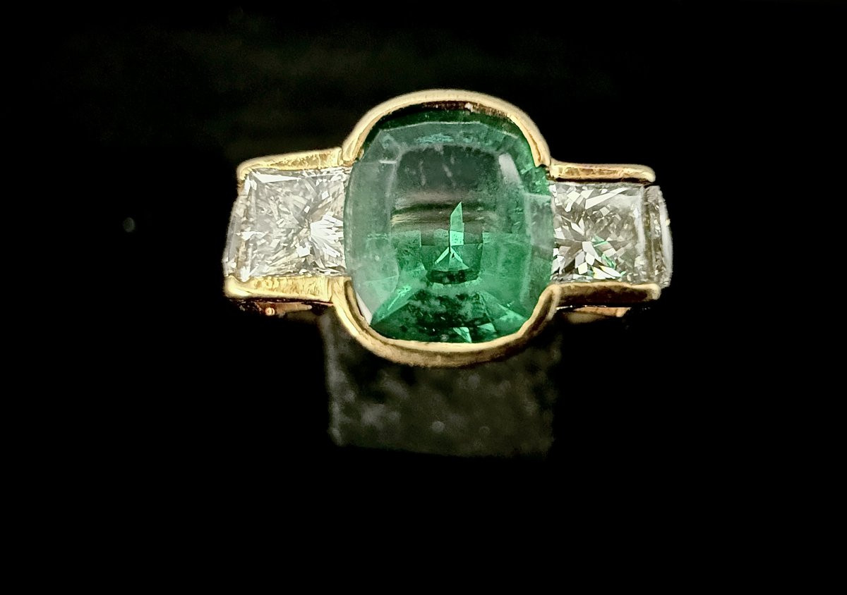 Bague en or jaune sertie d'une émeraude de 1,50 carats et 1,75 carats de diamants princesse-photo-3